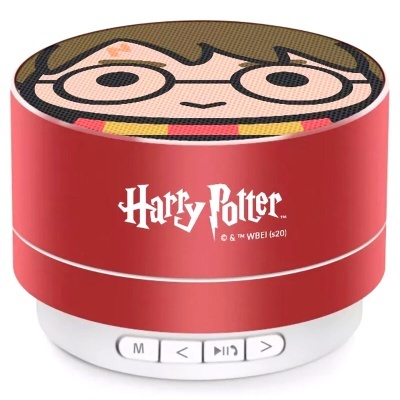 Coluna de som portátil vermelha com caricatura de Harry Potter no topo e botões de controle na base