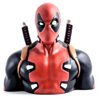 Busto do personagem Deadpool em vermelho e preto com espadas nas costas