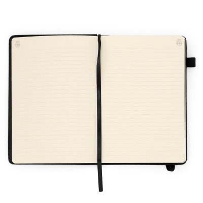 Caderno aberto com páginas de linhas, fita preta e logótipo SCP nas páginas