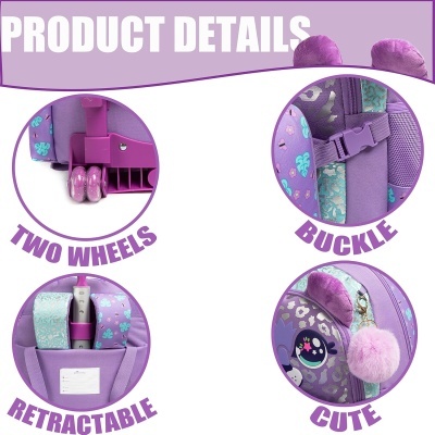 Detalhes de mochila roxa com rodas, fecho, alça retrátil e chaveiro com pompom