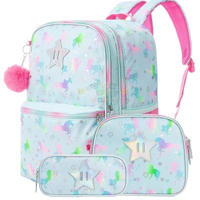 Mochila azul claro com padrão de unicórnios coloridos, lancheira e estojo combinando