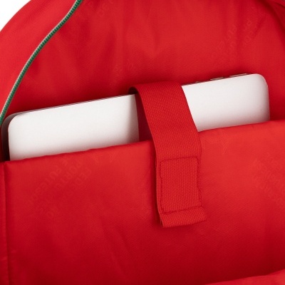 Interior de mochila vermelha com portátil branco guardado