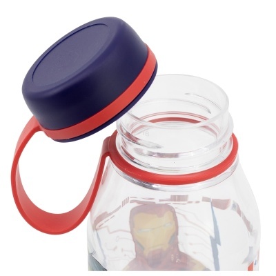 Garrafa de plástico com tampa azul e detalhes vermelhos, e imagem do Homem de Ferro.