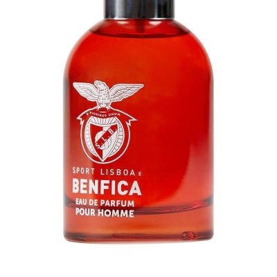 Frasco de perfume vermelho com texto branco e tampa preta