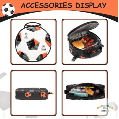 Mostruário de acessórios com bolsa redonda e estojo com estampa de futebol