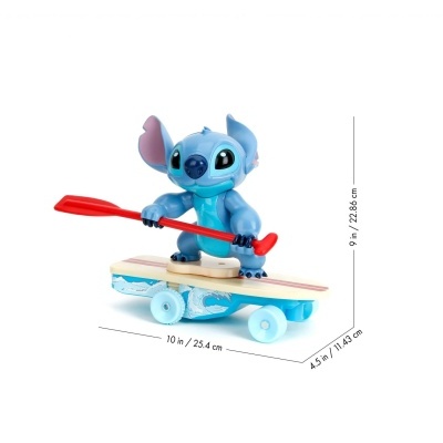 Brinquedo Stitch azul com remo vermelho em skate de madeira com rodas azuis com dimensões