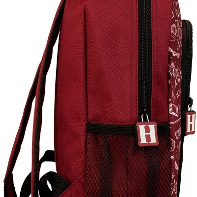 Mochila vermelha com zíper e bolsos laterais em rede preta