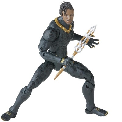 Figura de ação do Pantera Negra com lança e fato preto com detalhes dourados