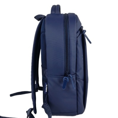 Mochila azul escura com fecho de correr e alças ajustáveis