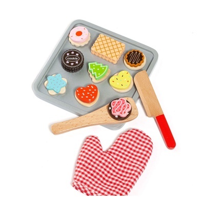 Conjunto de brinquedo de cozinha com bolachas de madeira coloridas, tabuleiro, utensílios e luva de padrão vermelho e branco.