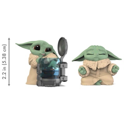 Dupla de figuras Baby Yoda com roupa bege e recipiente azul translúcido.