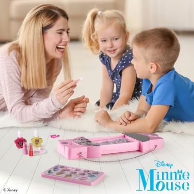 Conjunto de maquilhagem Minnie Mouse Disney em estojo rosa com crianças e mulher em fundo claro