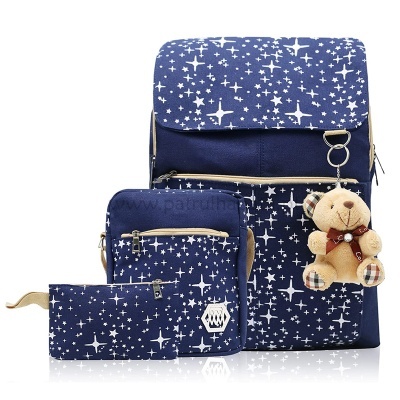 Conjunto três peças azul escuro com estrelas brancas e ursinho chaveiro