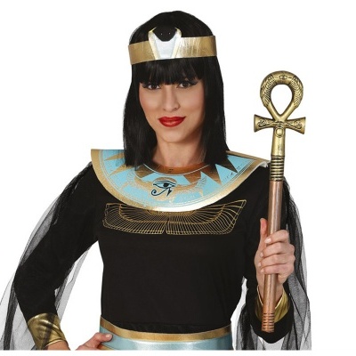 Pessoa com traje egípcio preto e dourado, colar azul, coroa e cetro dourado