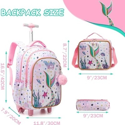 Mochila de rodinhas branca com detalhes em rosa e padrão colorido de estrelas e desenhos marinhos