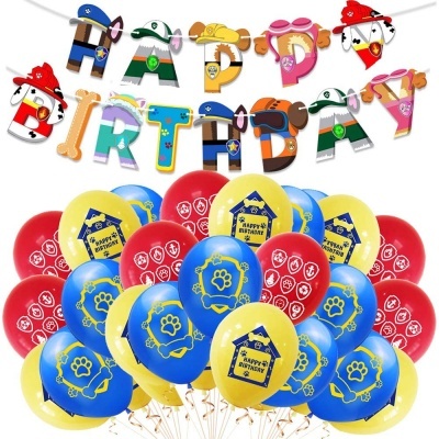 Decoração de aniversário com balões coloridos e faixa HAPPY BIRTHDAY