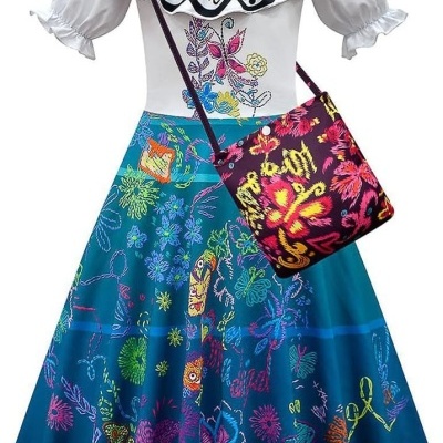 Vestido longo colorido com estampas florais e bolsa tiracolo com padrão floral.