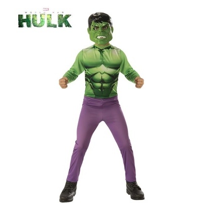Criança vestida com fato do Hulk em fundo branco com texto HULK