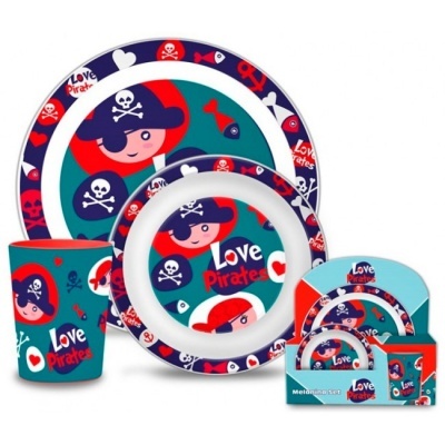 Conjunto infantil de louça com tema de piratas em cores azul, vermelho e branco.