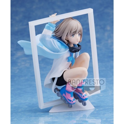 Figura anime feminina com casaco azul e patins rosa numa moldura branca.