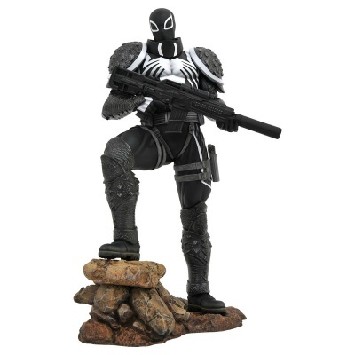 Figura de ação de super-herói com fato preto e branco e armadura cinzenta em base de pedras