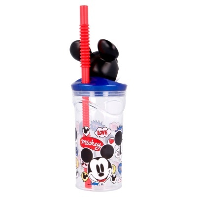 Copo plástico transparente com tampa azul, canudo vermelho e decoração de Mickey Mouse.