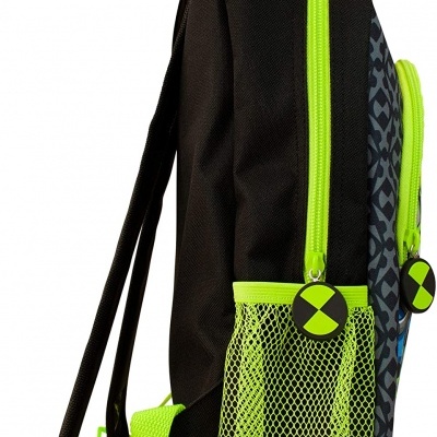 Mochila preta com detalhes verdes fluorescentes e padrões geométricos azuis