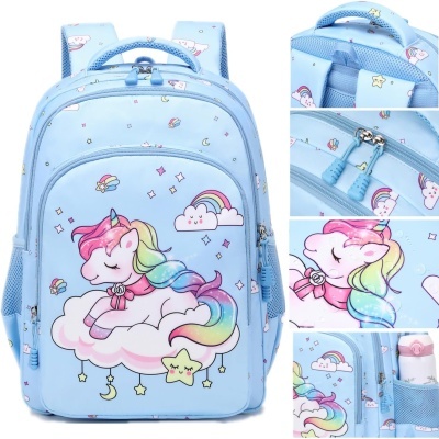 Mochila azul claro com desenho de unicórnio e arco-íris