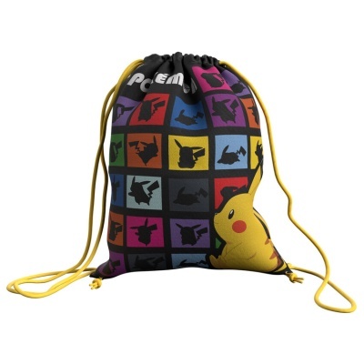 Mochila colorida com padrão de silhuetas de personagens e cordões amarelos