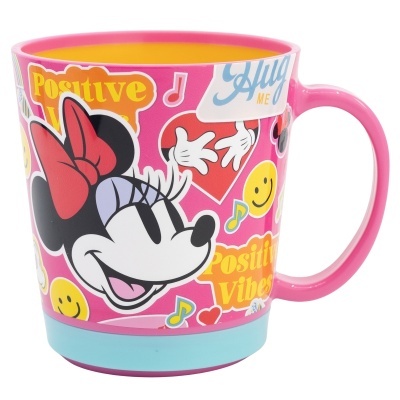 Caneca colorida com personagens e texto