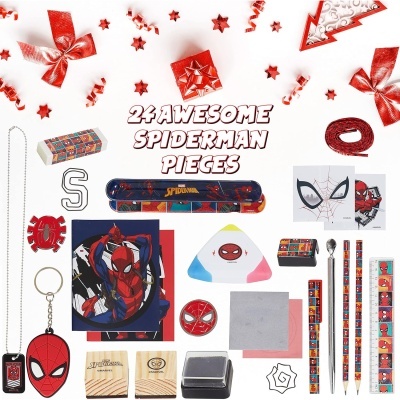Conjunto variado de acessórios temáticos do Spiderman em fundo branco com decoração natalícia vermelha