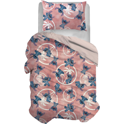 Cama com edredão e almofada rosa com padrão de personagens azuis e palmeiras brancas