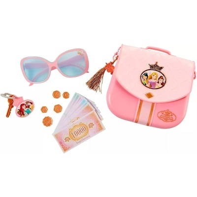 Conjunto infantil rosa com mala, óculos de sol, moedas, chave e notas de dinheiro plástico.