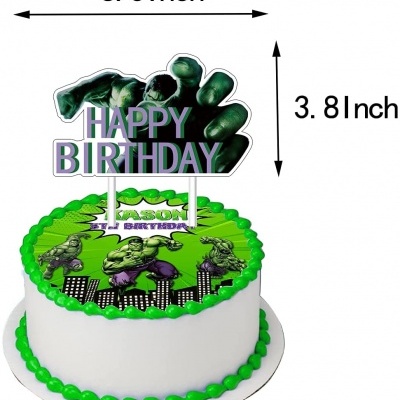 Bolo branco com decorações verdes e tema do Hulk com topper a dizer HAPPY BIRTHDAY