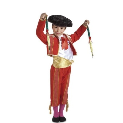 Criança com traje de matador vermelho e dourado, segurando castanholas