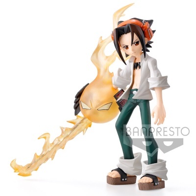 Figura de ação anime com fogo translúcido