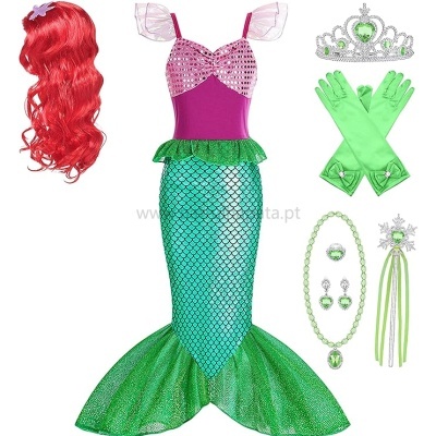 Conjunto de fantasia de sereia com vestido escamado azul esverdeado, luvas verdes, tiara, colar, brincos, anel, varinha e peruca vermelha.