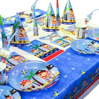 Conjunto de festa infantil com tema pirate, com pratos e copos decorados em azul e vermelho
