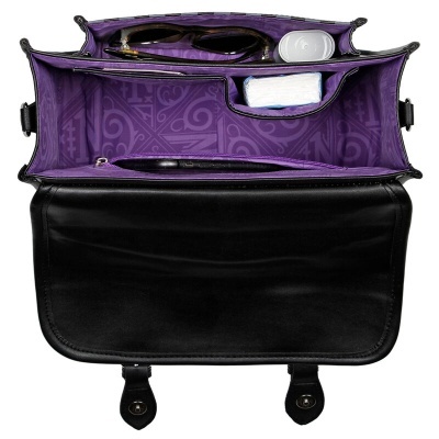 Mala preta de couro com interior roxo e divisões internas