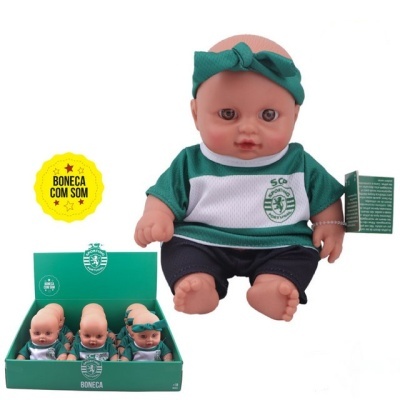 Boneca do Sporting CP com roupa verde e branca e fita de cabelo verde