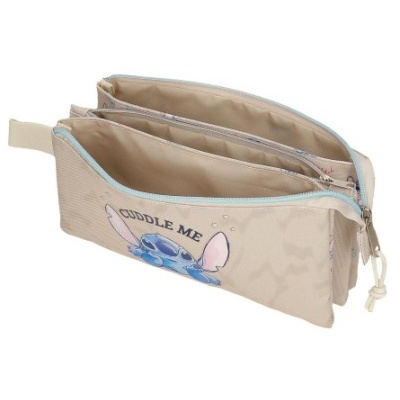 Estojo bege com ilustração do Stitch e texto 'CUDDLE ME'