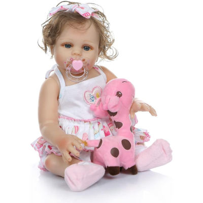 Boneca bebé realista com roupa branca e rosa e brinquedo de peluche em forma de girafa cor-de-rosa