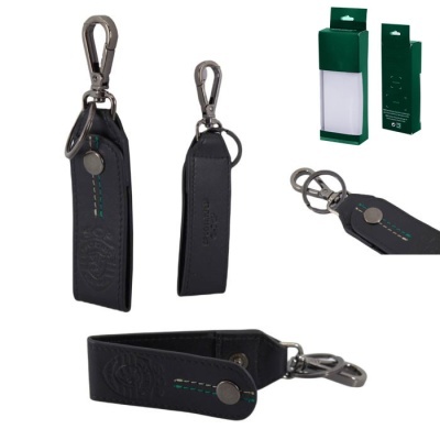 Conjunto de porta-chaves em pele preta com fecho metálico e embalagem verde.