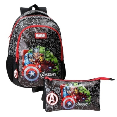 Mochila e estojo com design Avengers, cores preta, vermelha e imagens coloridas.