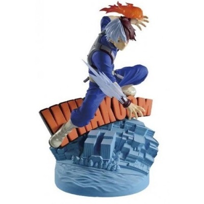 Figura de ação Shoto Todoroki com fogo e gelo, base com edifícios e texto Naruto.