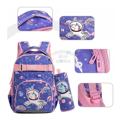 Mochila infantil azul e rosa com padrão de unicórnio, estrelas e planetas e estojo cilíndrico