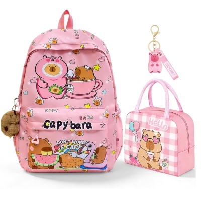 Mochila rosa com desenhos de capivara, bolsa pequena rosa com estampa e chaveiro rosa