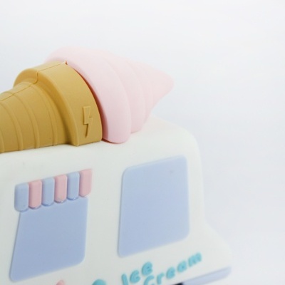 Brinquedo carrinha de gelados com cone e texto Ice Cream