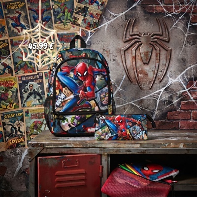 mochila e estojo homem-aranha coloridos sobre móvel metálico com fundo de comics e símbolo de aranha