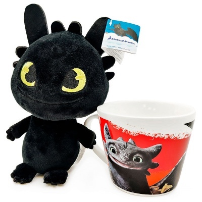Caneca de cerâmica com imagem de dragão preto e vermelho e peluche preta do mesmo dragão.
